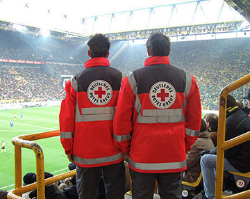 Foto: Sanitäter beim Fußballspiel.
